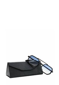 Occhiali da sole con montatura in metallo nera e angolare e lente a gradiente blu, posizionati su un astuccio triangolare nero texture.