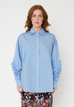 Himmelblaues Button-Down-Hemd mit vertikalen weißen Streifen, ausgestattet mit einer Brusttasche und Rüschensleeves, aus glattem Stoff.