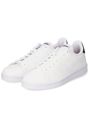 Zapatillas deportivas de piel blanca con una textura suave, detalles perforados en los laterales, suela plana de goma blanca y lengüeta del talón en azul oscuro.
