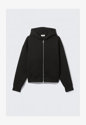 Fekete cipzáras pulóver elülső zsebekkel, hosszú ujjal és kapucnival, világos háttér előtt, laposan elhelyezve.