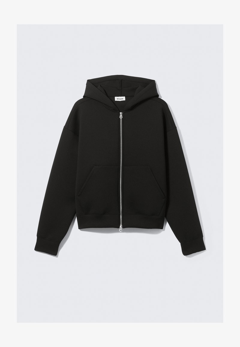 Sweat à capuche noir zippé avec poches avant, manches longues et capuche, posé à plat sur un fond clair.