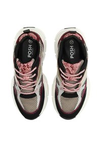 Baskets de sport avec une tige en mesh rose, noire et argentée. Présentant des lacets proéminents, une semelle blanche épaisse et un col rembourré.