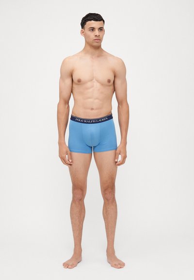 Shorts de boxe en coton bleu clair avec une taille élastique navy arborant le logo "POLO RALPH LAUREN". Design ajusté et texture douce.
