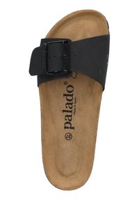 Schwarze Slipper-Sandale mit einer einzelnen verstellbaren Schnalle, flacher Sohle und einem Fußbett aus beigefarbenem Wildleder, auf dem der Markenname "palado" gedruckt ist.