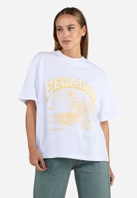 T-shirt en coton blanc avec des manches courtes, arborant un texte graphique jaune "PEGAODOR" et des illustrations de tranches d'orange. Coupe décontractée et confortable.
