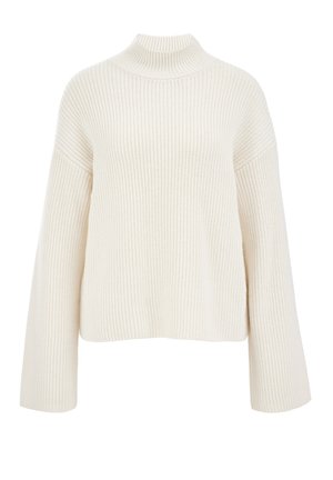 Maglione a coste color crema con collo alto e maniche lunghe e ampie, esposto su uno sfondo bianco.
