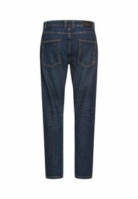 Donkerblauwe denim jeans met een rechte pijp, standaard achterzakken en contrasterende stiksels langs de naden. Zwarte merkpatch op de tailleband.