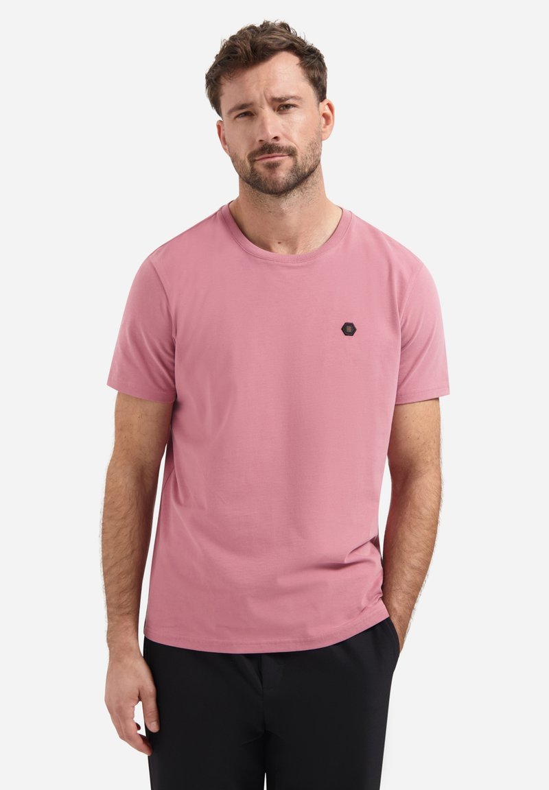 Roze t-shirt met korte mouwen, gemaakt van katoen, met een ronde halslijn en een klein zwart hexagonaal logo aan de linkerkant van de borst.