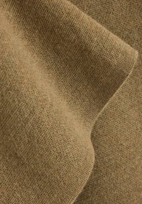 Uldstof i en varm brun nuance med en glat overflade og en tæt vævning samt subtile, fine fibre, der skaber en blød, mat overflade.