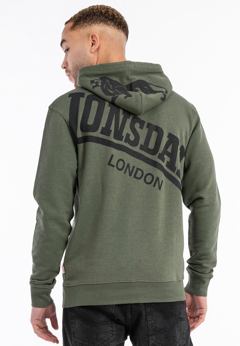 Sudadera de color verde oscuro con un gran logo negro de "LONSDALE" y un gráfico de león en la parte posterior. Tejido suave, puños acanalados y detalle de dobladillo.