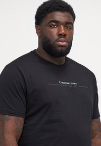 Calvin Klein Jeans PLUS MINIMAL LOGO TEE - Triko s potiskem - black