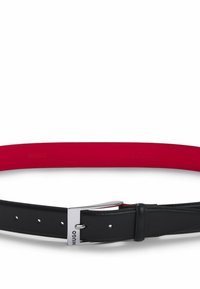 Zwarte leren riem met een rode binnenkant, zilveren metalen gesp en gelijkmatig verdeelde gaten voor aanpassing. Heeft een geperforeerd merclogo.