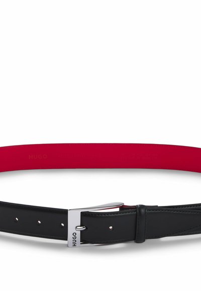 Ceinture en cuir noir avec un intérieur rouge, boucle en métal argenté, et des trous régulièrement espacés pour l'ajustement. Présente un logo de la marque embossé.