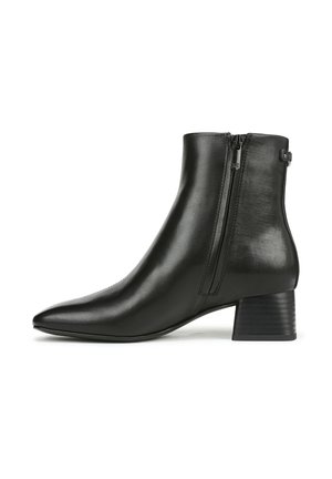 Stivaletti neri in pelle con punta affusolata, texture liscia, cerniera posteriore e tacco basso impilato, caratterizzati da elementi di design minimalisti.