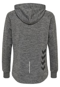 Grå hoodie med en texturerad yta, som har en huva, långa ärmar och svarta chevron-accenter på den nedre sidan. Designen inkluderar ett vertikalt rand.