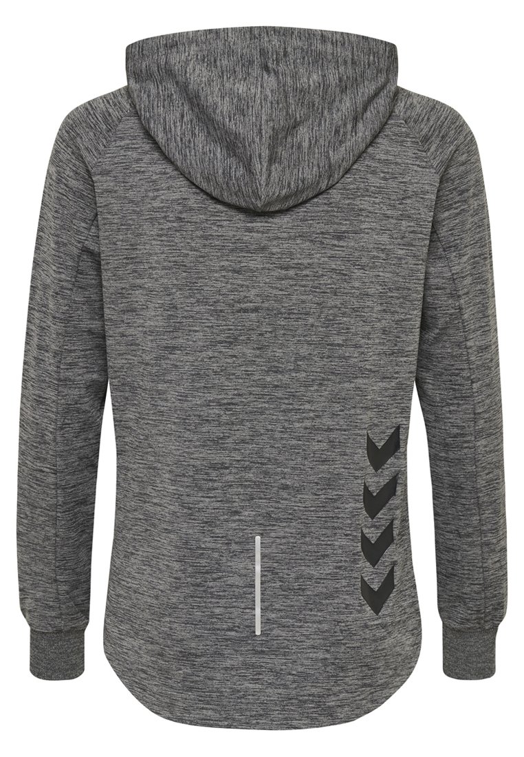 Grauer Kapuzenpulli mit strukturiertem Finish, ausgestattet mit einer Kapuze, langen Ärmeln und schwarzen Chevron-Akzenten an der Unterseite. Das Design umfasst einen vertikalen Streifen.