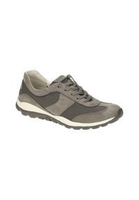 Grijze sportieve schoen van suede en mesh, met een vetersluiting, een gewatteerde zool en contrasterende witte accenten.