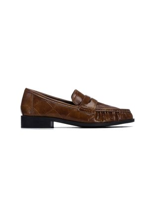 Mocasín de cuero marrón con tacón bajo negro y una banda cosida en la parte superior, mostrado de lado sobre un fondo blanco.