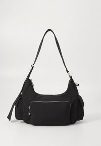 Crna torba za rame od tkanine s blago teksturiranim završnim slojem, s prednjim džepom na patentni zatvarač i podesivim remenom.