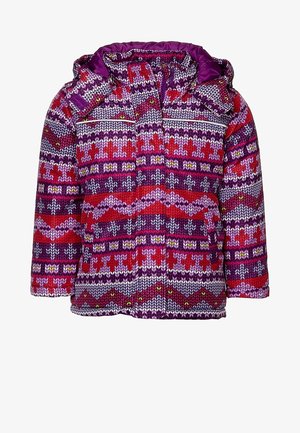 Chaqueta de invierno con capucha, en tonos morado y rojo con patrón, que presenta diseños geométricos y detalles reflectantes, confeccionada con un tejido acolchado.
