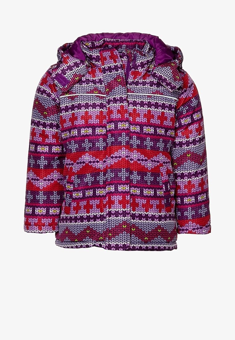 Veste d'hiver à capuche de couleur violette et rouge avec un motif géométrique et des accents réfléchissants, fabriquée en tissu matelassé.