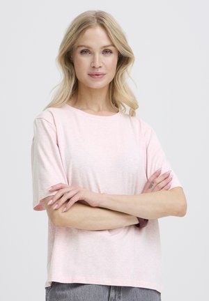 Tricou roz deschis, cu mâneci scurte, confecționat dintr-un material moale și ușor. Guler rotund, croială lejeră și textură subtilă melanj. Fără logo-uri vizibile.