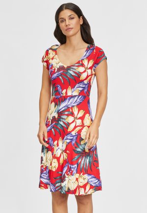 Rotes Kleid mit kurzen Ärmeln, das ein florales Muster in Gelb, Blau und Grün aufweist. Es hat einen runden Ausschnitt und einen ausgestellten Rock.