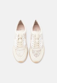 Παπούτσια αθλητικά με κορδόνια σε εκρού χρώμα με δαντέλα, λεπτομέρειες από λείο δέρμα, στρογγυλερή μύτη και σόλα από μπεζ καουτσούκ. Μινιμαλιστικός σχεδιασμός, ουδέτερη παλέτα χρωμάτων.