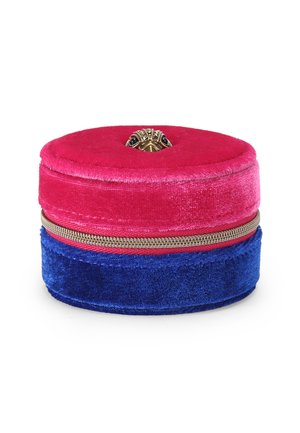Scatola rotonda per gioielli in velluto con coperchio rosa, base blu e uno scarabeo decorativo dorato sul coperchio, con una cerniera metallica intorno al centro.