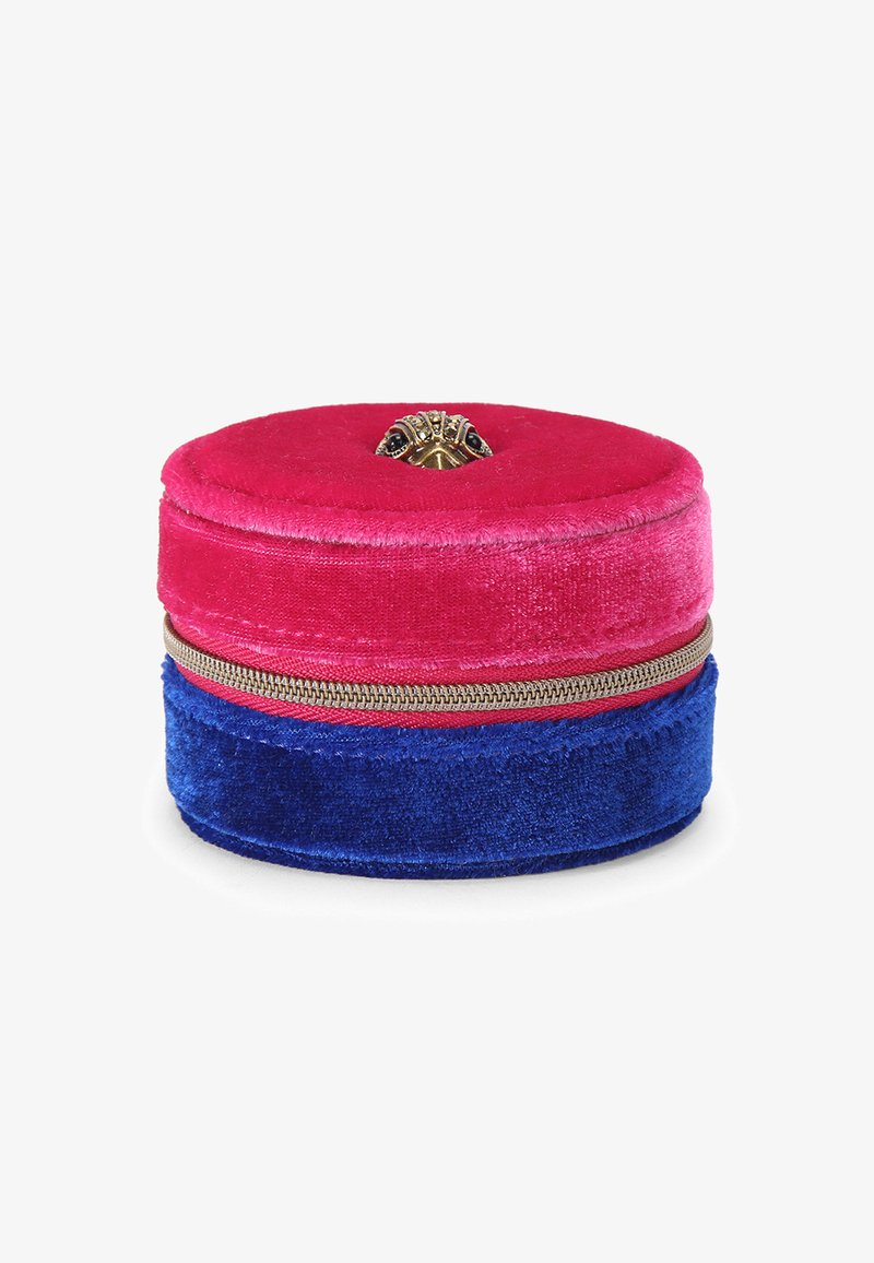 Boîte à bijoux ronde en velours avec un dessus rose, une base bleue, et un scarabée décoratif doré sur le couvercle, dotée d'une fermeture éclair métallique autour du milieu.