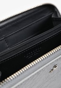 Scalpers WITH ENGRAVED CROCODILE - Punge - silver