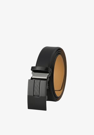 Cinturón de cuero negro enrollado, con una hebilla automática negra mate con una raya vertical texturizada.