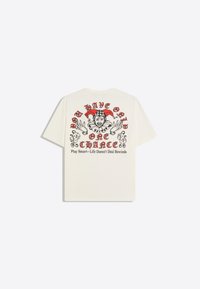 Off-white t-shirt med en nar-grafik, der spiller terninger, og teksten "Du har kun én chance, spil smart – livet giver ikke genstarter."