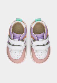 Παιδικά αθλητικά παπούτσια σε λευκό, ροζ, μωβ και πορτοκαλί με διπλά λευκά ιμάντα βέλκρο και πράσινες ταμπελίτσες τραβήγματος, φαίνονται από ψηλά σε λευκό φόντο.