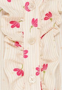 Lys beige stof med lodrette striber og lyserøde blomster mønstre. Har flæse detaljer og knaplukninger. Blød tekstur.