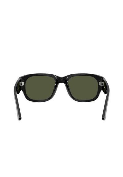 Occhiali da sole neri rettangolari con lenti verde scuro. Montatura in plastica spessa con finitura lucida e braccia semplici e dritte.