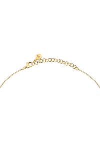 Bracciale in oro con un design a catena delicata, dotato di chiusura a moschettone e di un piccolo pendente con un semplice emblema inciso.