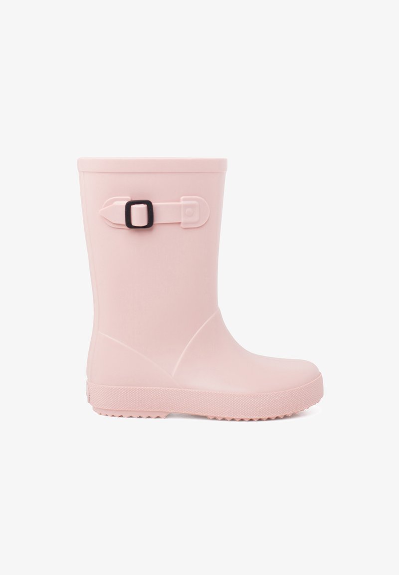 Botte de pluie en caoutchouc rose avec une finition mate, forme arrondie et un détail de boucle noire réglable sur le côté. Semelle extérieure texturée pour une bonne adhérence.