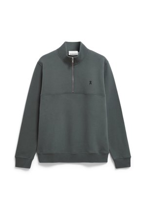 Felpa grigia con collo alto e mezza zip. Presenta un design a pannelli e un piccolo logo nero sul petto. Materiale in cotone accogliente.