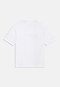Camiseta blanca de manga corta con cuello redondo, hecha de tela suave. Diseño minimalista, sin patrones ni estampados, con costuras limpias.