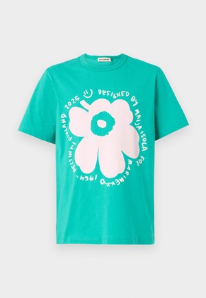 Turkis bomull T-skjorte med et stort hvitt blomsterdesign og sirkulær tekst. Korte ermer, rund hals, avslappet passform.
