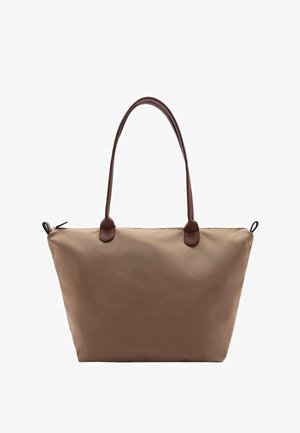 Borsa tote beige con accenti in pelle marrone. Presenta una chiusura con zip, due manici e una forma strutturata, adatta per vari oggetti.