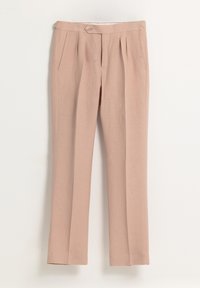 Pantalones tailored beige hechos de un tejido ligero con pliegues delanteros, dos bolsillos laterales y un cierre de botón en la cintura.