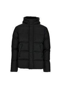 Chaqueta de invierno acolchada negra con cuello alto, cremallera frontal cubierta por solapa contra tormentas y bolsillos laterales.