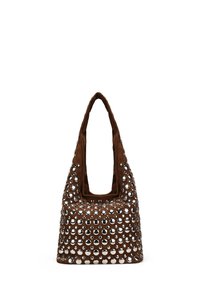 Bolso tote de ante marrón suave, con grandes remaches circulares plateados que cubren su superficie y un asa ancha y redondeada.