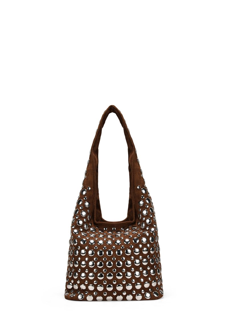 Bolso tote de ante marrón suave, con grandes remaches circulares plateados que cubren su superficie y un asa ancha y redondeada.