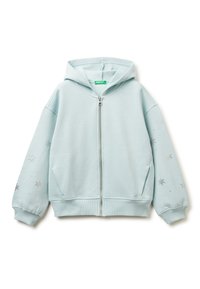 Felpa con cappuccio di colore azzurro chiaro, con zip, tasche frontali e decorazioni a forma di stelle argentate sulle maniche. Realizzata in tessuto morbido e testurizzato.