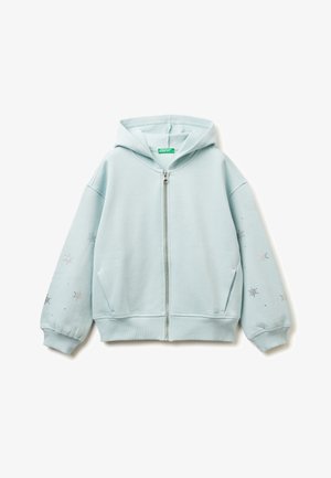 Felpa con cappuccio di colore azzurro chiaro, con zip, tasche frontali e decorazioni a forma di stelle argentate sulle maniche. Realizzata in tessuto morbido e testurizzato.