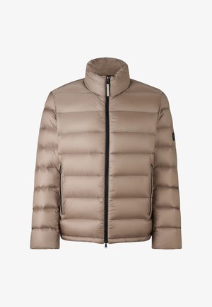 Kurtka puchowa w jasnym beżu, z wysokim kołnierzem, zapięciem na zamek z przodu oraz dwiema bocznymi kieszeniami. Poziome pikowania dodają faktury.