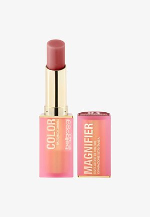 Balsamo per labbra con punta arrotondata in un tubo dorato. Il packaging presenta un gradiente rosa con testo bianco; etichettato "COLOR" e "MAGNIFIER."